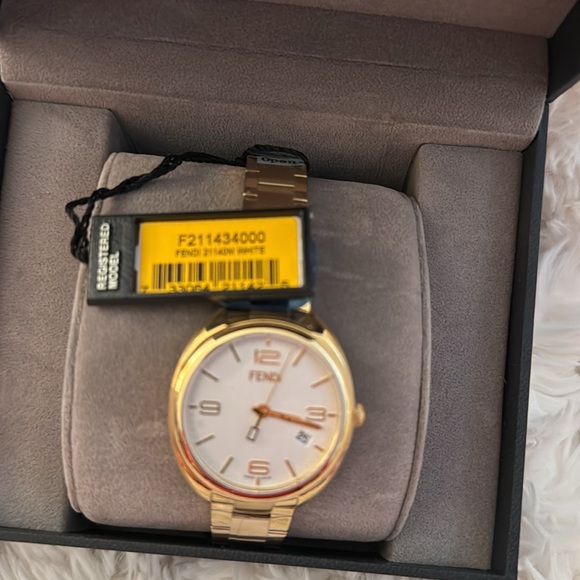 Fendi Gold Momento Ladies Watch
Model F211434000 NEW - Picture 4 of 9